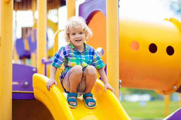 Bambino Che Gioca Nel Parco Giochi All Aperto Bambini Giocano — Foto Stock