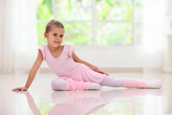 Estudio Ballet Infantil Bailarina Clase Baile Linda Chica Tutú Rosa —  Fotos de Stock