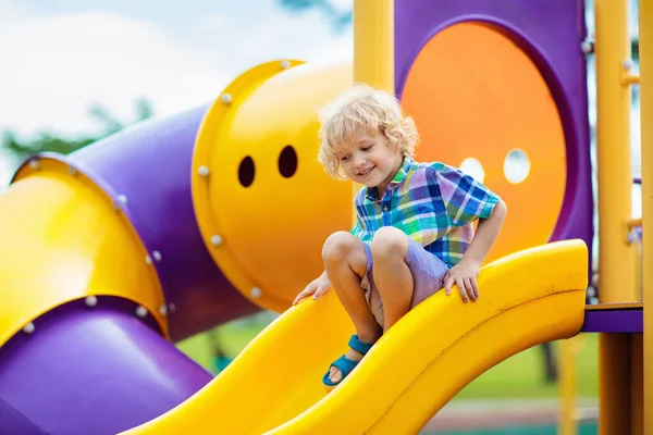 Criança Brincando Playground Livre Crianças Brincam Escola Jardim Infância Criança — Fotografia de Stock