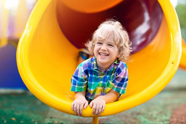 Barnlek Lekplats Utomhus Barn Leker Skolan Eller Dagis Aktiv Unge — Stockfoto