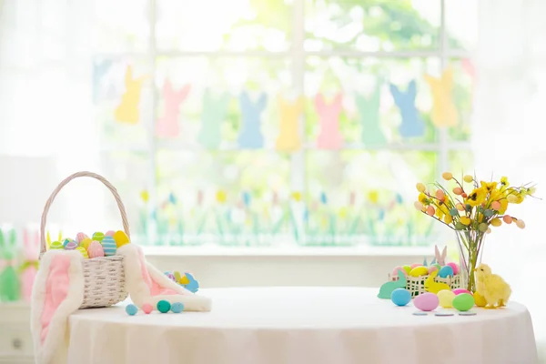 Decoración Casera Pascua Cesta Con Coloridos Huevos Teñidos Orejas Conejo —  Fotos de Stock