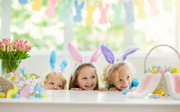 Děti Barvení Kraslic Děti Uši Zajíček Barvení Barevné Vejce Velikonoce — Stock fotografie