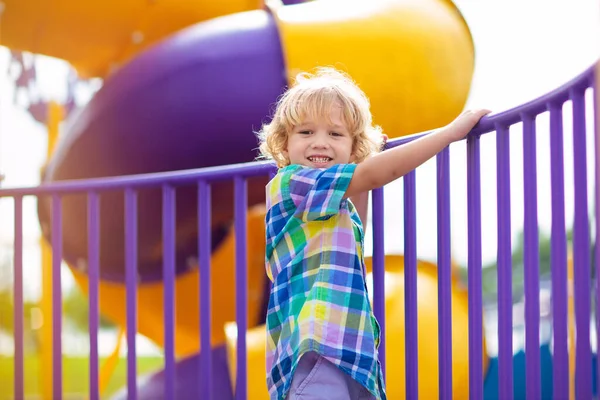 아이들이 놀이터에서 있습니다 아이들은 학교나 유치원 마당에서 있습니다 슬라이드와 스윙을 — 스톡 사진