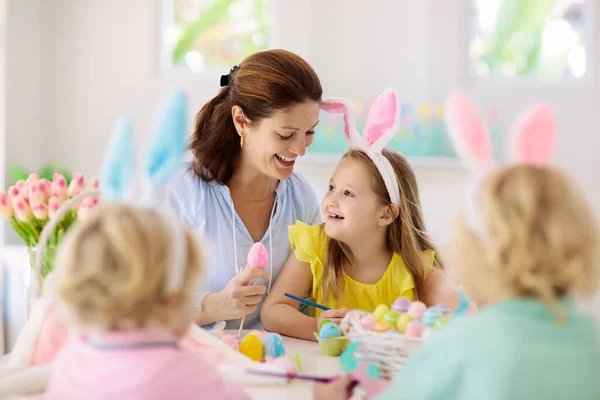 Matka Dzieci Malują Wielkanocne Jaja Mama Mała Dziewczynka Chłopiec Króliczymi — Zdjęcie stockowe