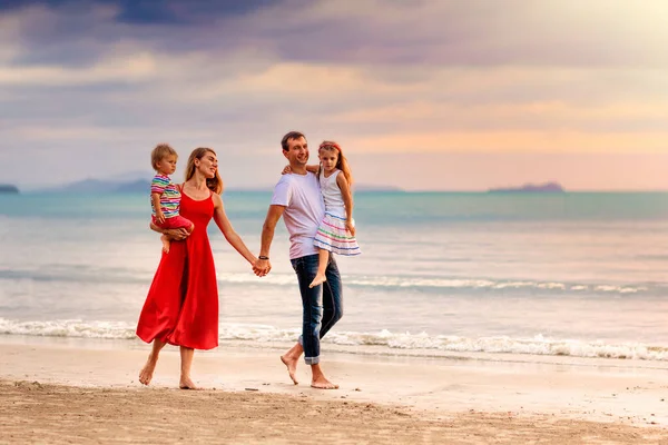 Happy Family Kids Tropical Beach Sea Vacation Parents Children Walking — Stock Photo, Image