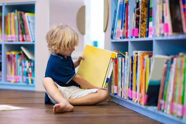 Barn Skolbiblioteket Barn Läser Böcker Liten Pojke Läser Och Studerar — Stockfoto