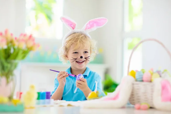 Barn Färgar Påskägg Barn Kaninöron Färga Färgglada Ägg För Påskjakt — Stockfoto