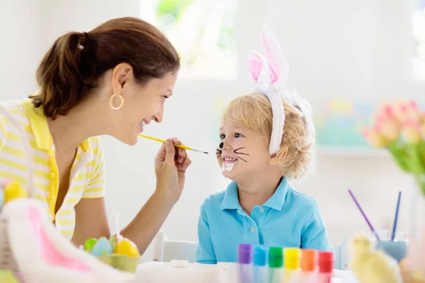 Moeder Kinderen Kleur Paaseieren Schminken Voor Een Klein Kind Jongetje — Stockfoto
