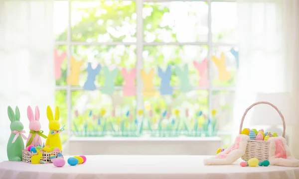 Decoración Casera Pascua Cesta Con Coloridos Huevos Teñidos Orejas Conejo —  Fotos de Stock