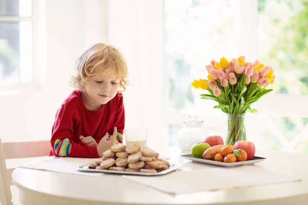 Dítě Snídani Dítě Pije Mléko Čerstvými Domácími Sušenkami Pečení Vaření — Stock fotografie