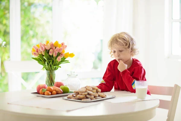 Barn Äter Frukost Grabben Dricker Mjölk Med Färska Hembakade Kakor — Stockfoto