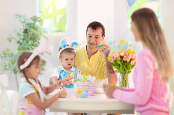 Mor Far Och Barn Färgar Påskägg Mamma Pappa Liten Flicka — Stockfoto