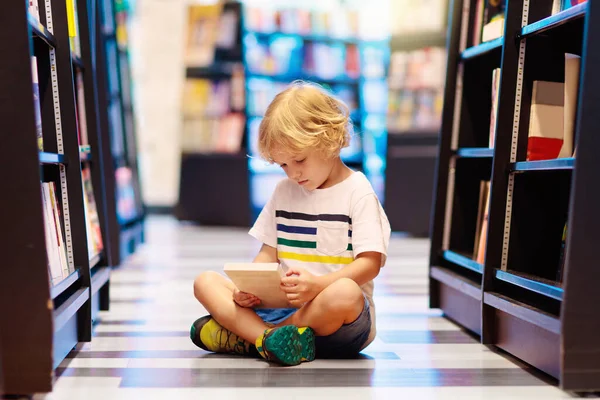 Dziecko Szkolnej Bibliotece Dzieci Czytają Książki Mały Chłopiec Czyta Uczy — Zdjęcie stockowe