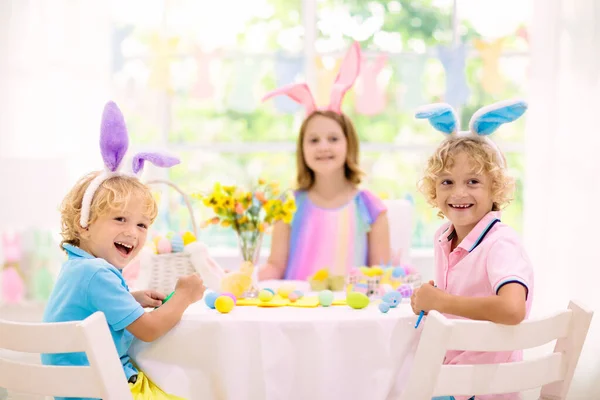 Bambini Che Tingono Uova Pasqua Bambini Orecchie Coniglio Colorano Uovo — Foto Stock
