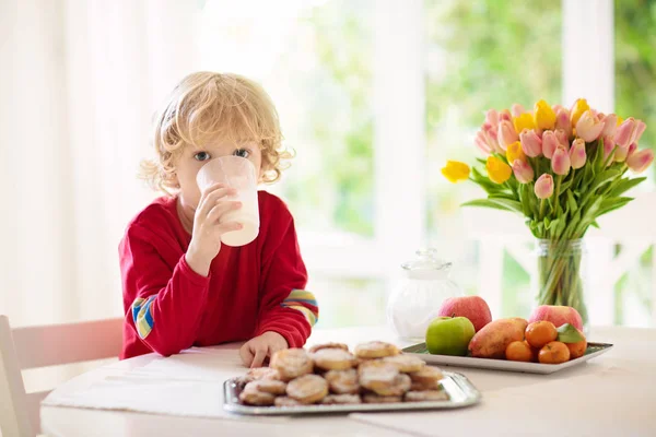 Ребенок Завтракает Парень Пьет Молоко Свежим Домашним Печеньем Печь Готовить — стоковое фото