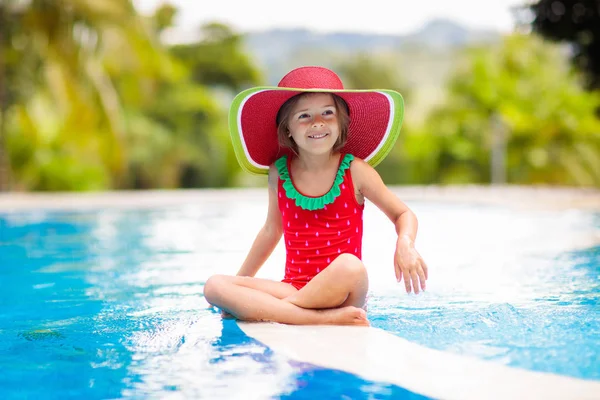 Niño Piscina Vacaciones Tropicales Para Familia Con Niños Niña Con —  Fotos de Stock