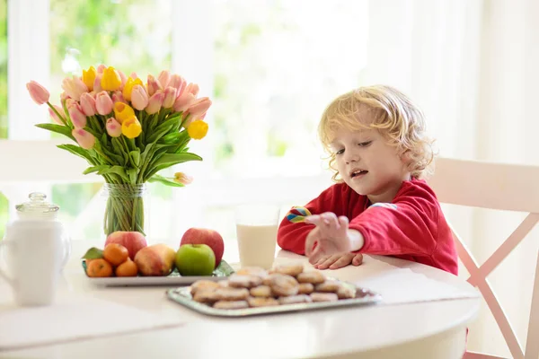 Barn Äter Frukost Grabben Dricker Mjölk Med Färska Hembakade Kakor — Stockfoto