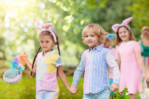 Paaseieren Zoeken Gezin Met Kinderen Zoek Naar Kleurrijke Eieren Kinderen — Stockfoto