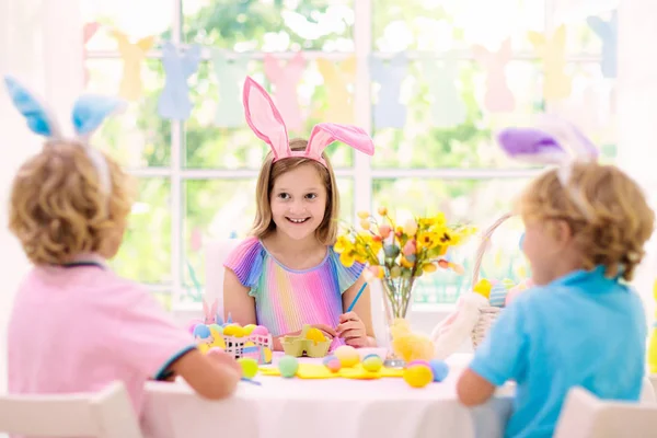 Yumurta Boyama Çocuklar Tavşan Kulakları Çocuklarda Renkli Yumurta Paskalya Avı — Stok fotoğraf