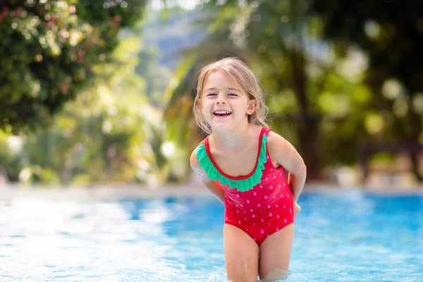 Enfant Dans Piscine Vacances Tropicales Pour Les Familles Avec Enfants — Photo