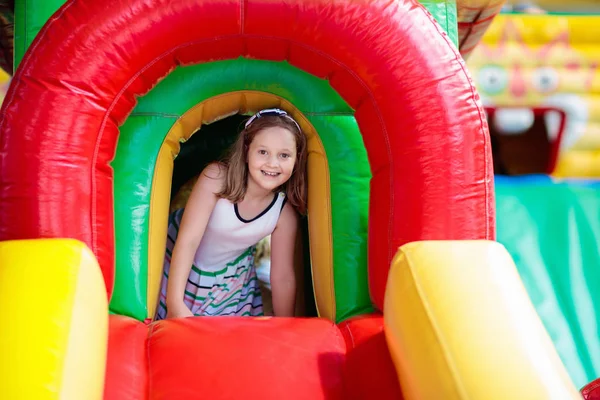 Niño Saltando Colorido Trampolín Patio Los Niños Saltan Castillo Inflable — Foto de Stock