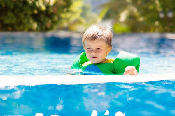 Les Enfants Jouent Dans Piscine Extérieure Station Tropicale Aide Baignade — Photo