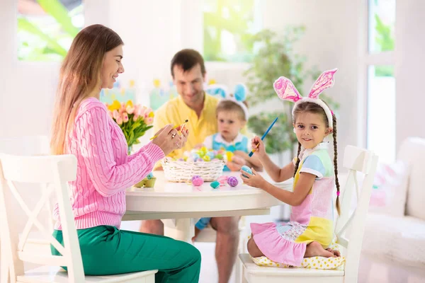 Matka Ojciec Dzieci Malują Wielkanocne Jaja Mama Tata Dziewczynka Chłopiec — Zdjęcie stockowe