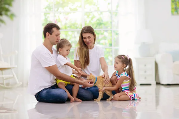 Glückliche Junge Familie Mit Kindern Hause Vater Mutter Tochter Und — Stockfoto