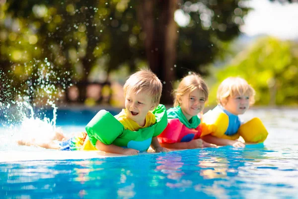 Děti Hrají Venkovním Bazénu Tropického Resortu Plavat Pomoc Pro Malé — Stock fotografie