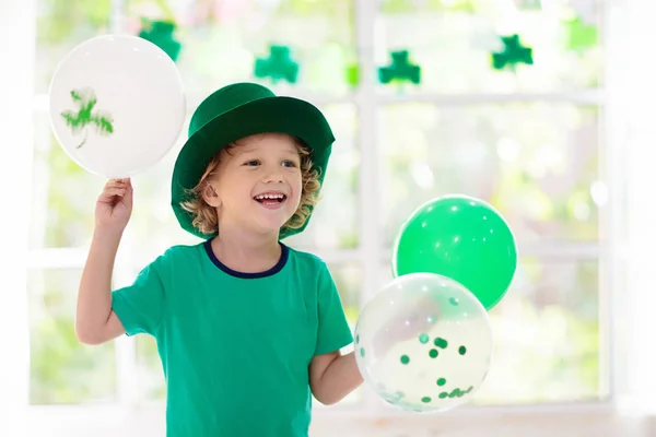 Famiglia Che Festeggia Giorno San Patrizio Vacanza Irlandese Cultura Tradizione — Foto Stock