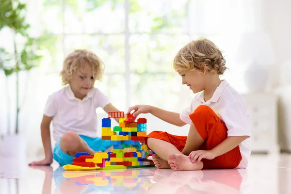 Criança Brincando Com Blocos Brinquedo Coloridos Crianças Brincam Com Tijolos — Fotografia de Stock