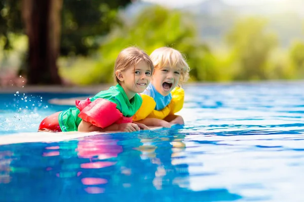 Kinderen Spelen Het Buitenzwembad Van Het Tropische Resort Zwemhulp Voor — Stockfoto