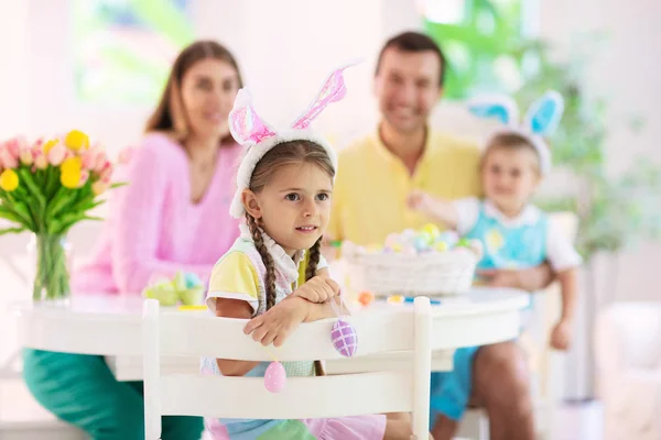 Mãe Pai Filhos Pintam Ovos Páscoa Mãe Pai Menina Menino — Fotografia de Stock