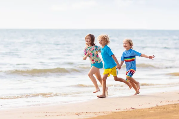 Kinder Spielen Tropischen Strand Kinder Schwimmen Und Spielen Sommer Meer — Stockfoto