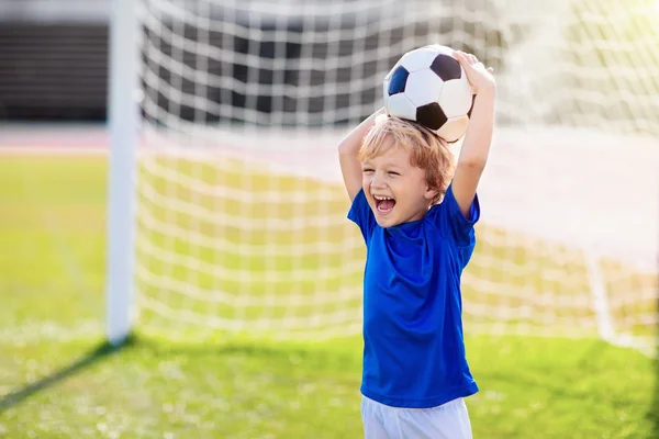 Çocuklar Stadyum Sahasında Futbol Oynarlar Çocuklar Futbol Maçında Gol Atıyor — Stok fotoğraf