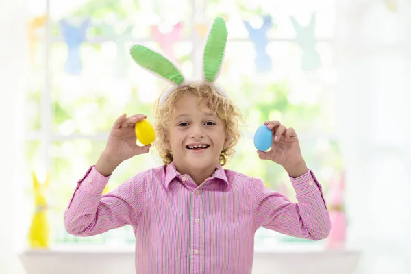 Copii Vopsesc Ouă Paşte Copiii Urechi Iepure Vopsesc Ouă Colorate — Fotografie, imagine de stoc