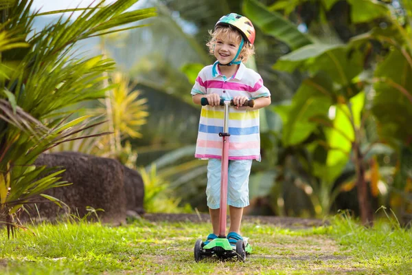 Pequeño Niño Montando Scooter Los Niños Montan Patinete Niño Jugando — Foto de Stock