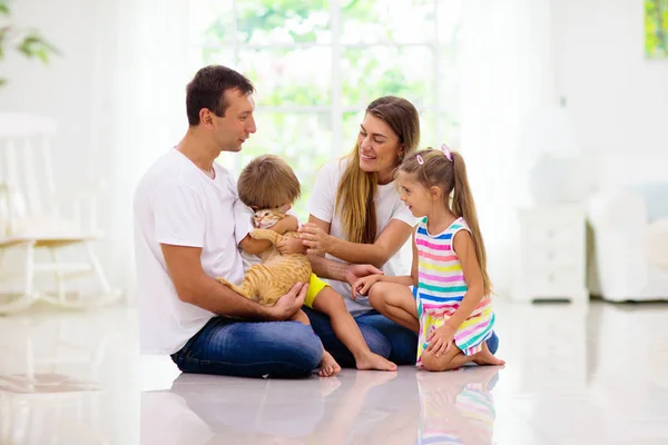 Joyeux Famille Avec Des Enfants Maison Père Mère Fille Fils — Photo