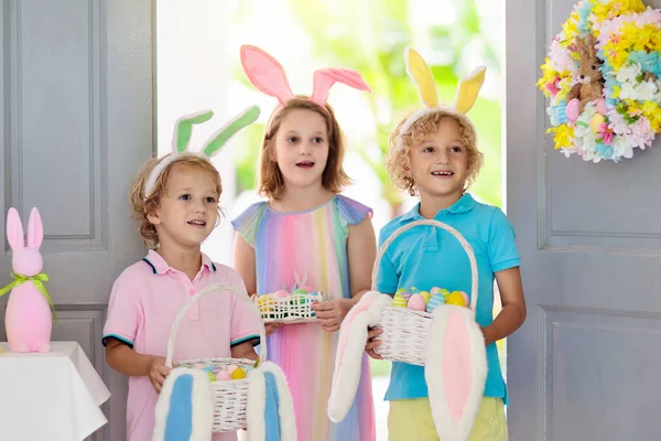 Niños Búsqueda Huevos Pascua Cesta Niño Con Huevos Chocolate Colores — Foto de Stock