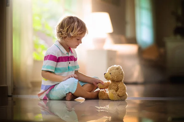 Criança Brincando Com Ursinho Pelúcia Rapaz Abraçar Seu Brinquedo Favorito — Fotografia de Stock