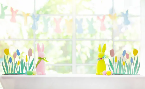 Пасхальное Украшение Дома Корзина Красочными Крашеными Яйцами Кроличьими Ушами Цветами — стоковое фото