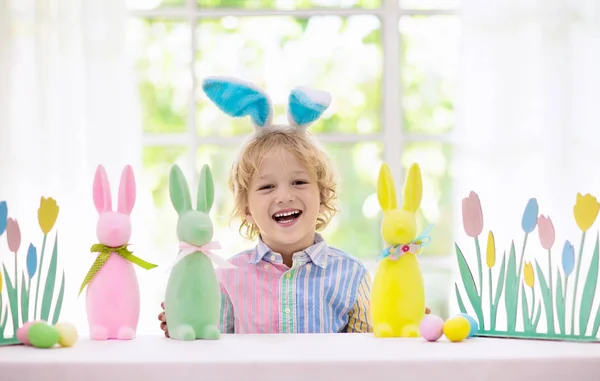 Діти Фарбують Великодні Яйця Діти Кролячих Вухах Фарбують Барвисте Яйце — стокове фото