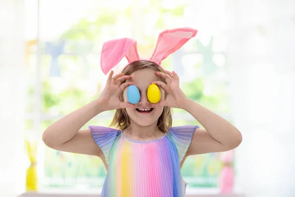 Bambini Che Tingono Uova Pasqua Bambini Orecchie Coniglio Colorano Uovo — Foto Stock