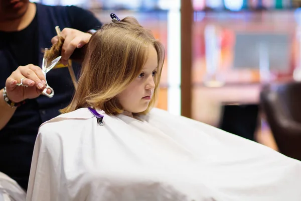 Child Getting Haircut Beauty Salon Hairdresser Cutting Hair Little Girl — Stock Photo, Image
