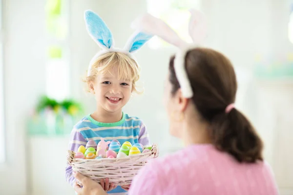 Moeder Kinderen Kleur Paaseieren Jongetje Met Bunny Oren Weergeven Van — Stockfoto