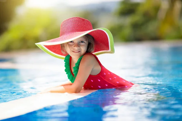 Niño Piscina Vacaciones Tropicales Para Familia Con Niños Niña Con —  Fotos de Stock