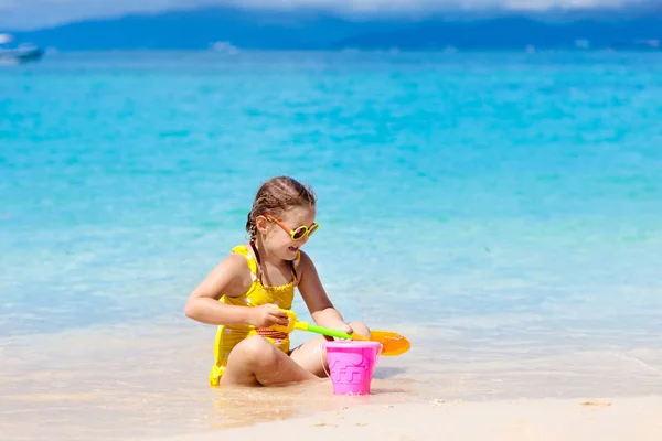 熱帯のビーチで遊んでいる子供 海の岸の女の子 家族の夏休み 子供たちは水と砂のおもちゃで遊ぶ 海と島の楽しみ 若い子供たちと一緒に旅行する アジアの休日 — ストック写真