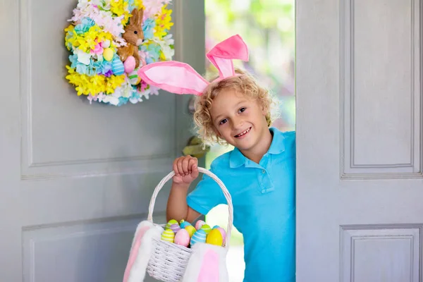 Les Enfants Chasse Aux Œufs Pâques Panier Pour Enfant Avec — Photo