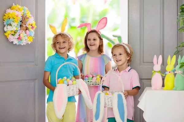 Bambini Alla Caccia Alle Uova Pasqua Cesto Bambini Con Uova — Foto Stock