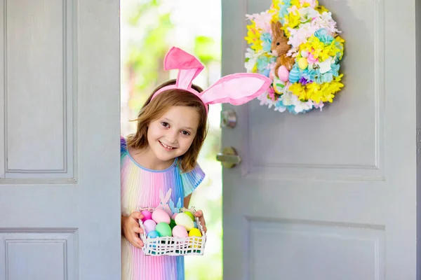 Kinder Auf Ostereiersuche Kind Hält Korb Mit Bunten Schokoladeneiern Und — Stockfoto